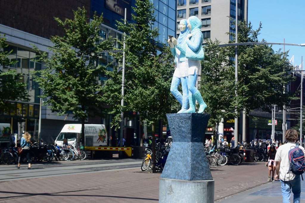 Liberales Holland, Statue mit "Kopftuchmädchen". Bei uns leider (noch) undenkbar