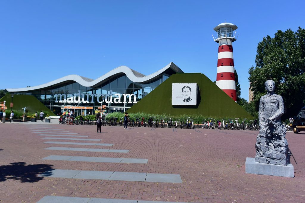 Mit der 1952 eröffneten Anlage wollten die Eheleute Maduro das Andenken an ihren Sohn, den im Jahre 1945 im Konzentrationslager Dachau verstorbenen Leutnant George Maduro, bewahren