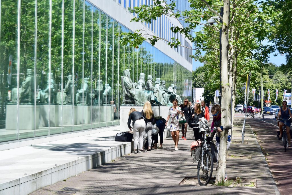 Im Wechsel mit der Tram geht es ....