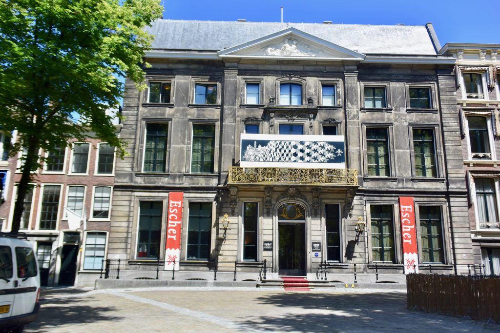 ... das Escher Museum im ehemaligen Palast der Königin Mutter Emma