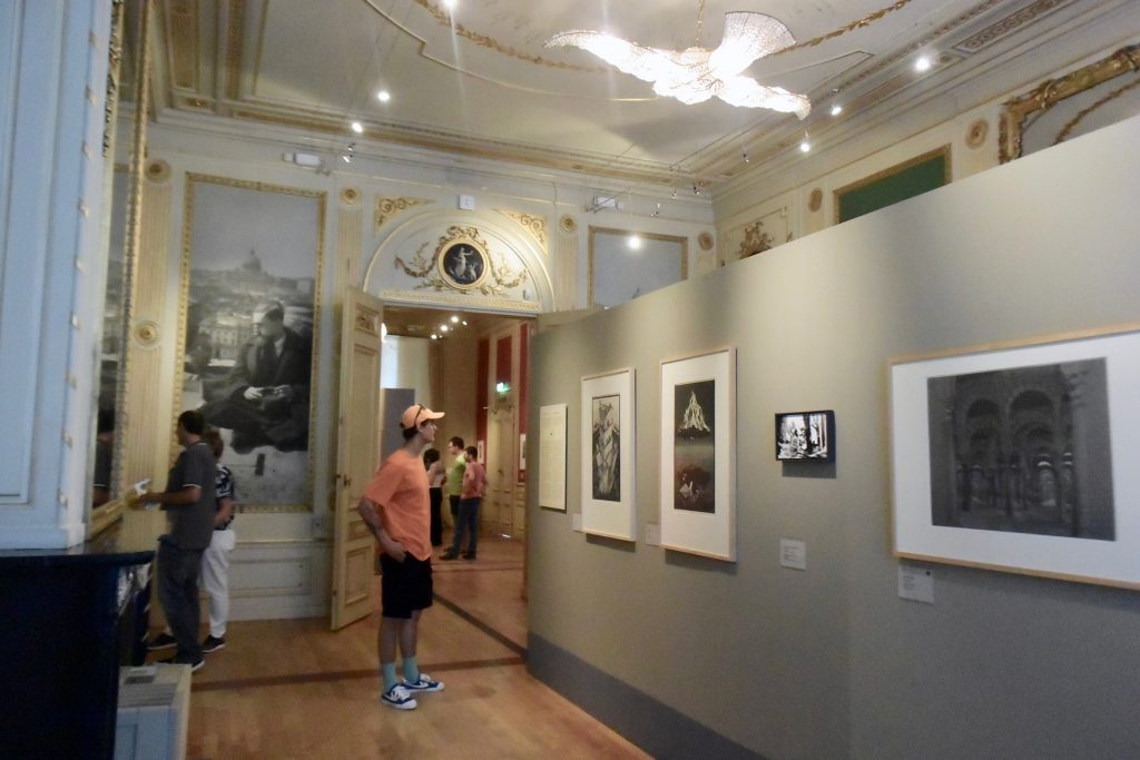 Das Museum bietet eine Vielzahl von Privatfotos, Drucken und Arbeitsskizzen von Escher