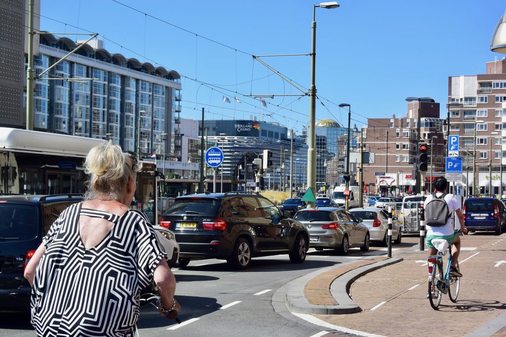 in den 8 km entfernten Stadtteil Scheveningen