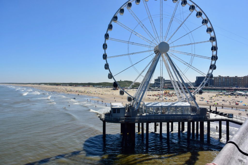 Über die Pier geht es zum Riesenrad, ...