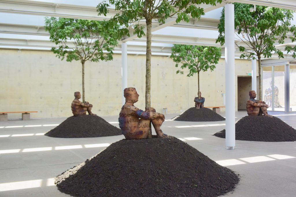 Die große Halle bietet den Objekten perfekten Raum