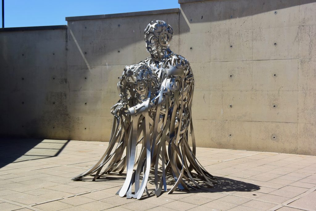 ... zeigt aktuell eine Ausstellung mit Skulpturen von Jaume Plensa