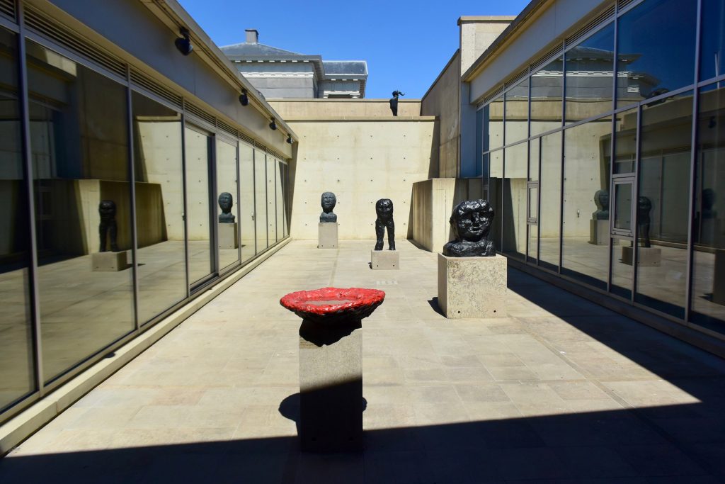 Ganz oben rechts, eine Statue ...