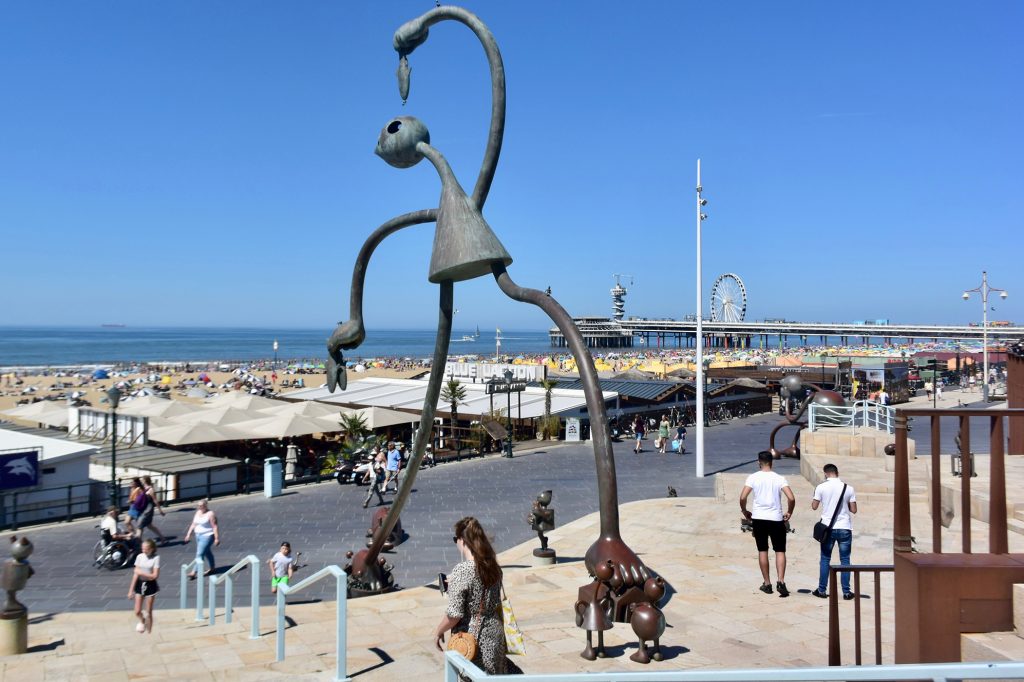 Außerhalb des Museums: Het Beeldenpark von Tom Otterness auf der oberen Strandpromenade