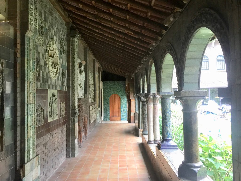 Auch im Innenhof ...