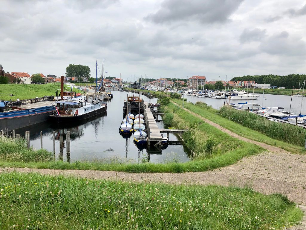 Der Hafen im Verhältnis zum Ort ziemlich groß
