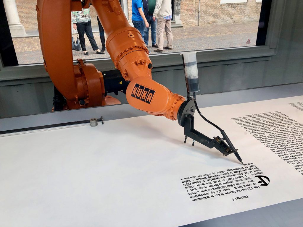 bios (Bibel), ein Roboterarm, ist ein Projekt des deutschen Künstlerkollektivs robotlab. Wie ein Mönch im Kloster zeichnet der Roboter sechs Monate lang mit hoher Präzision die kalligraphischen Linien.