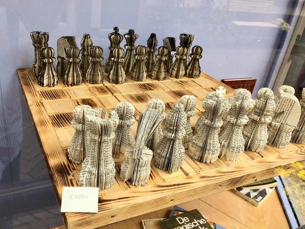 Wunderschöne Handarbeit eines außergewöhnlichen Schachspiels