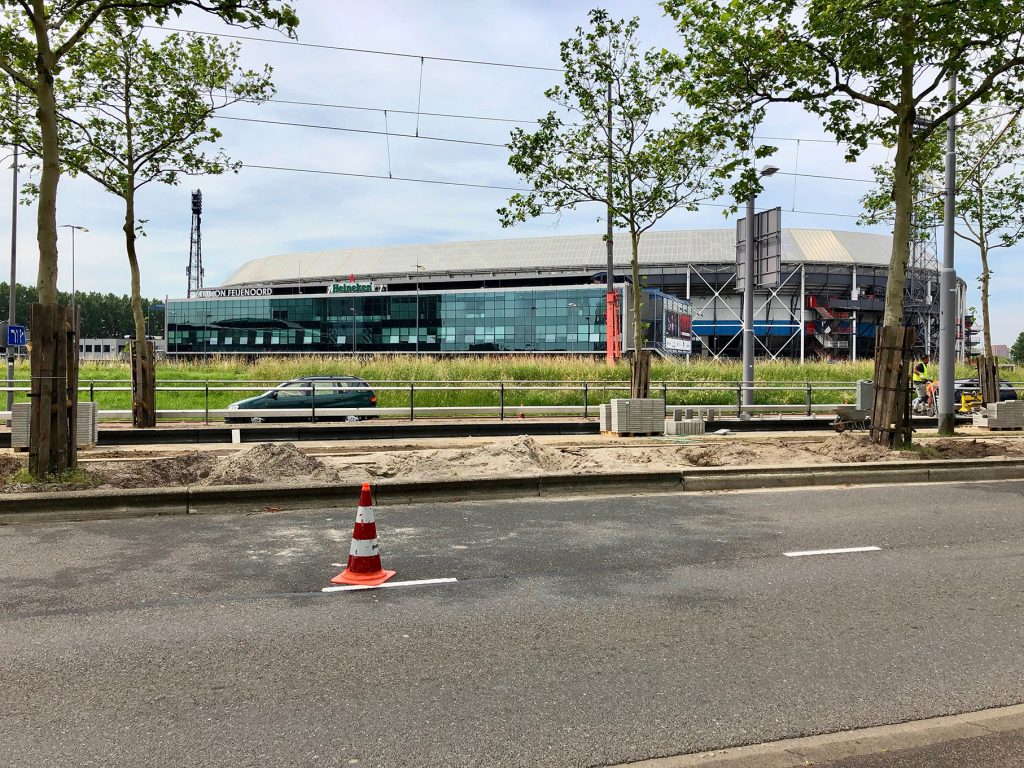 ... ... für die notwendige Reservekartusche müssen wir weit in den Süden der Stadt. Und vorbei am Stadion von Feyennoord (Dritter der Eredivisie hinter Ajax und Eindhoven)