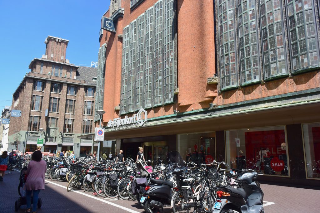 Zwei schöne alte Warenhäuser