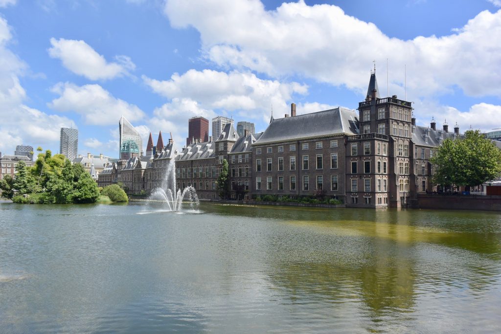 ... und zum gegenüberliegenden Binnenhof ...