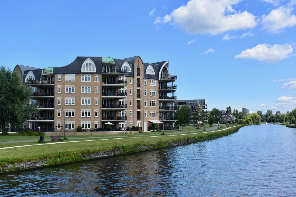 Immer wieder, Uferneubauten