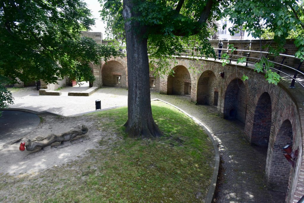 ...eine zwanzig Meter hohe Festung im Zentrum der Stadt