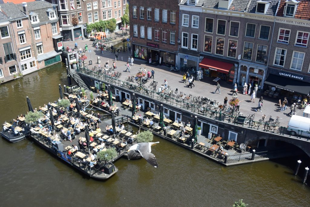 Es ist Mittwoch später Mittag ...