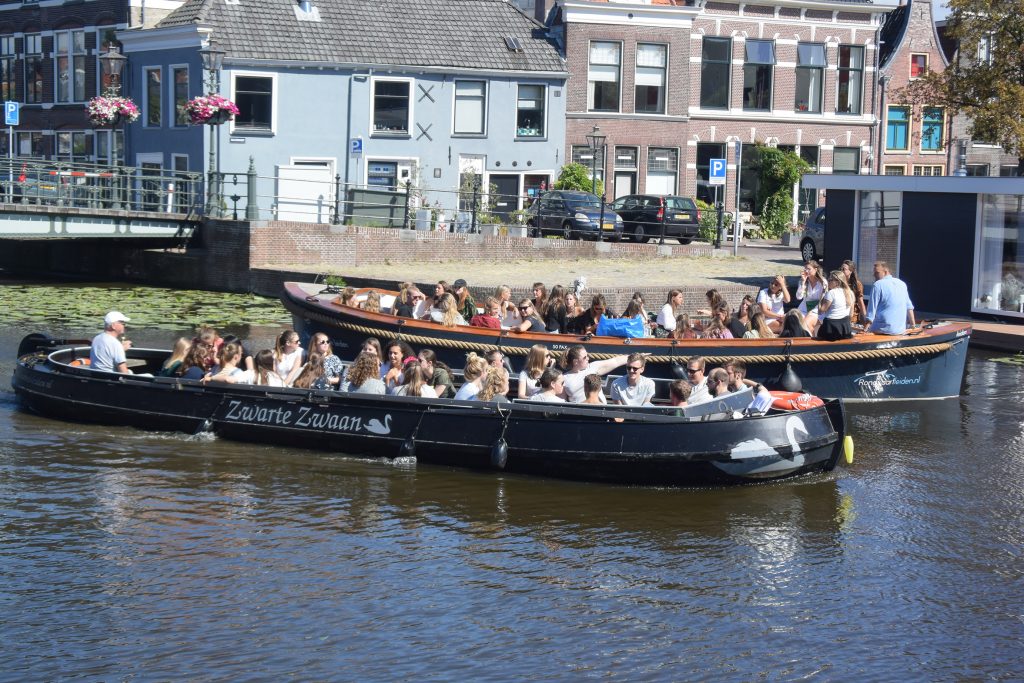 In den Strassen und auf den Kanälen feiernde junge Leute. Semesterschluss am Mittwoch??