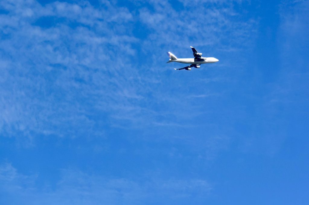 Die Landeanflüge zum nahegelegenen Flughafen Schiphol (drittgrößter Airport Europas) werden unterquert