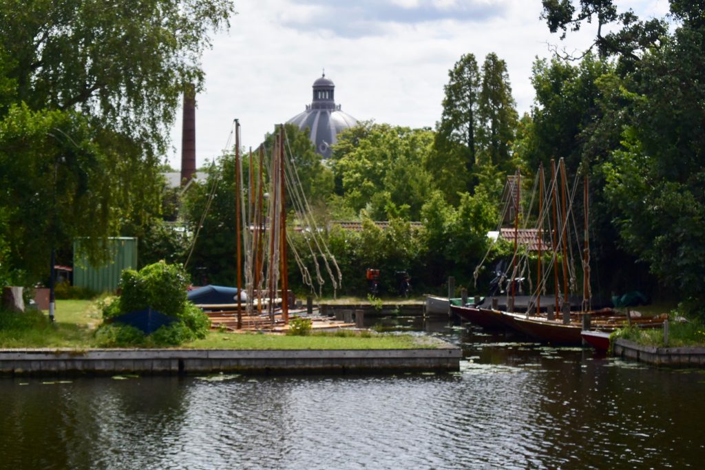 Auf dem Weg vorbei am herrlich gelegenen College Hageveld
