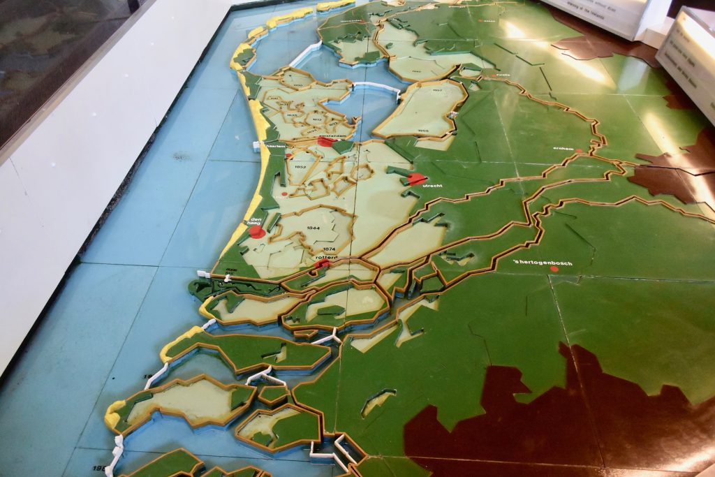 ... ein großes Landschafts-Diorama, das die Gebiete unterhalb des Meeresspiegels und den historischen Verlauf der Landgewinnung zeigt