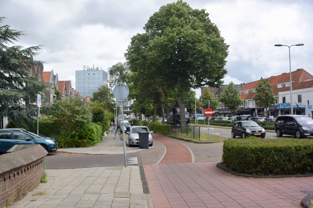 Mit dem Rad geht es durch weitere Vororte, ...