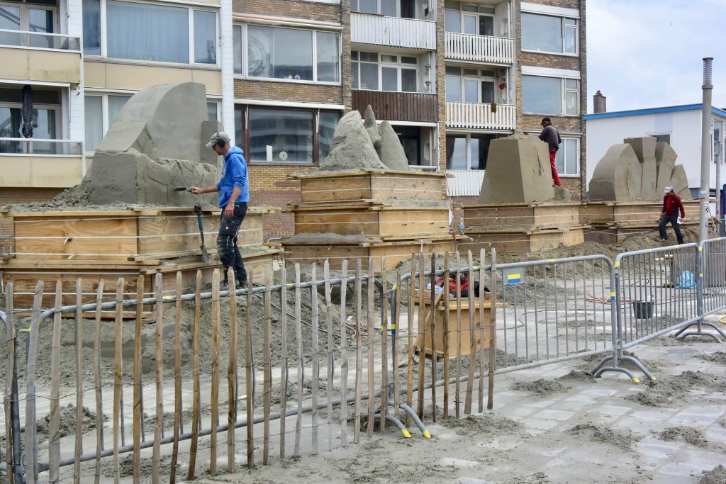 ... an ihren Werken für die Europameisterschaft im Sandskulpturen-Bauen