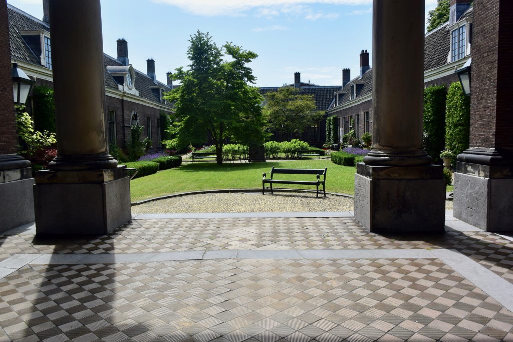 ... 24 Häuser für Arme, gestiftet 1787 vom sehr wohlhabenden Pieter Teyler