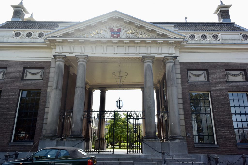 Direkt an unserem Anleger ein besonders prächtiger "Hofje", ...