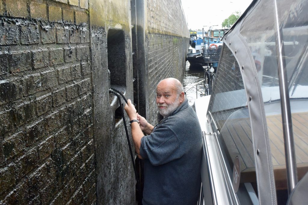 Ranfahren, Aufstoppen und an die Mittelleine. Monika sorgt am Steuerstand für notwendige Korrekturen
