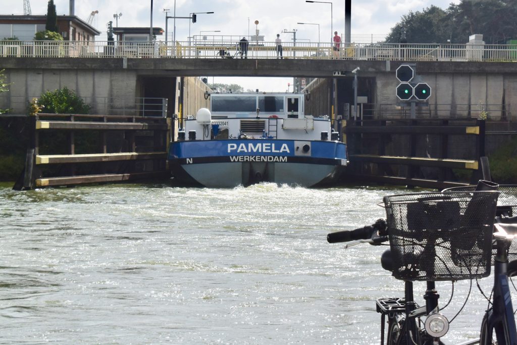 Unser Schleusenöffner Pamela quält sich in die 10 Meter breite Schleuse. Es knirscht; er ist wohl auch 10 Meter breit