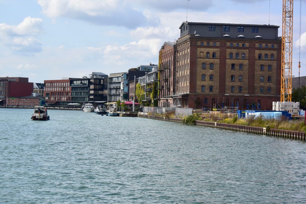 Vorne im Hafen die bekannte Promenade
