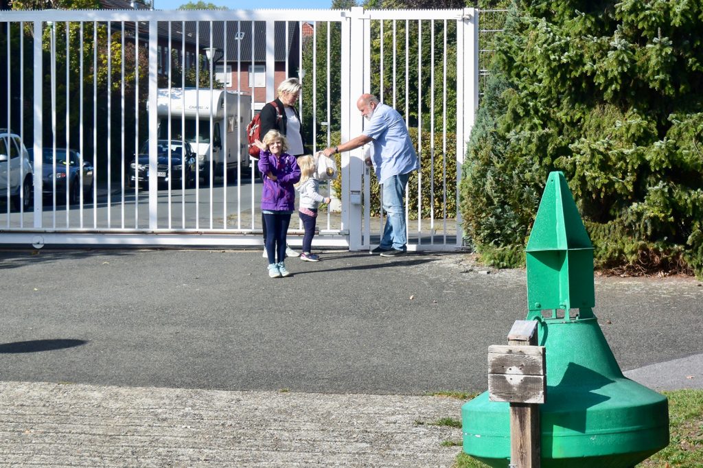 Im Yachthafen. Janina, Mathilda & Palina (leider ohne Frank, muss arbeiten) kommen ...