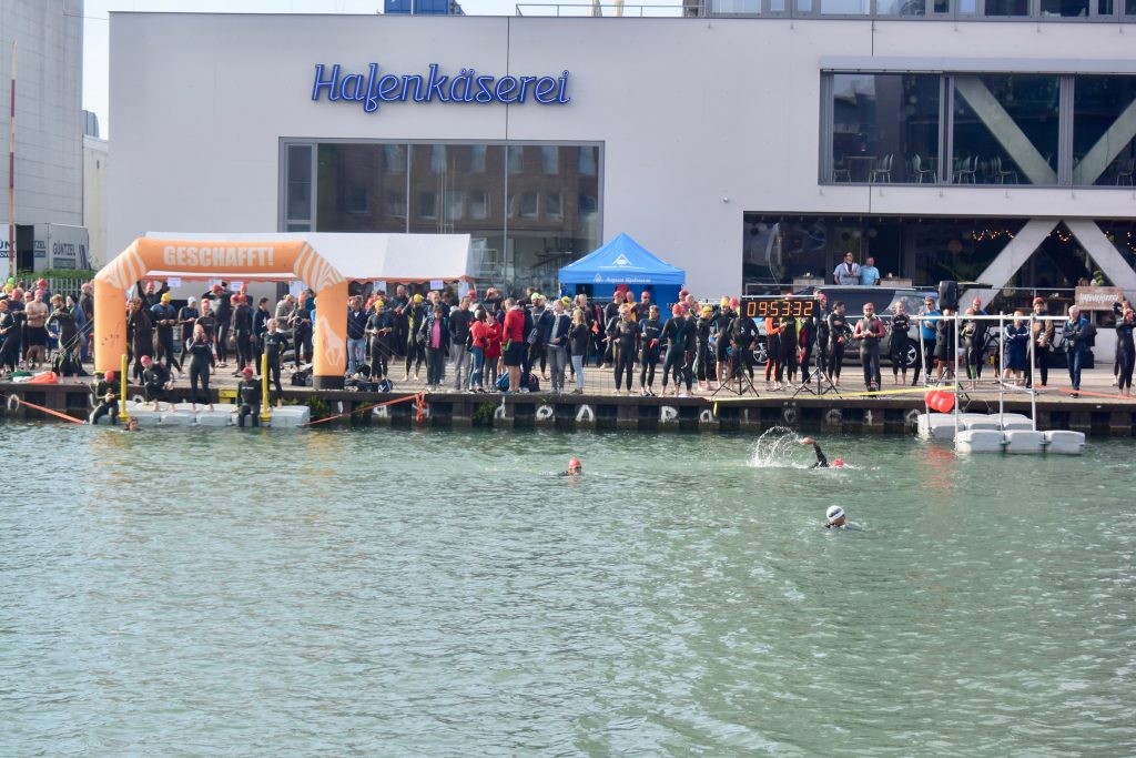 Vor der Hafenkäserei ist einiges los