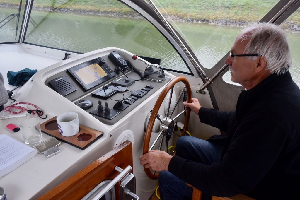 Und am Fahrstand ist es warm und trocken