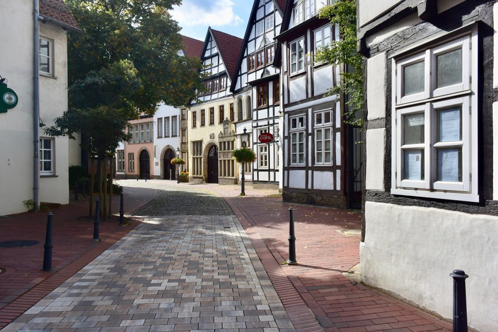 Eine wirklich schöne Gasse mit markanten Fassaden