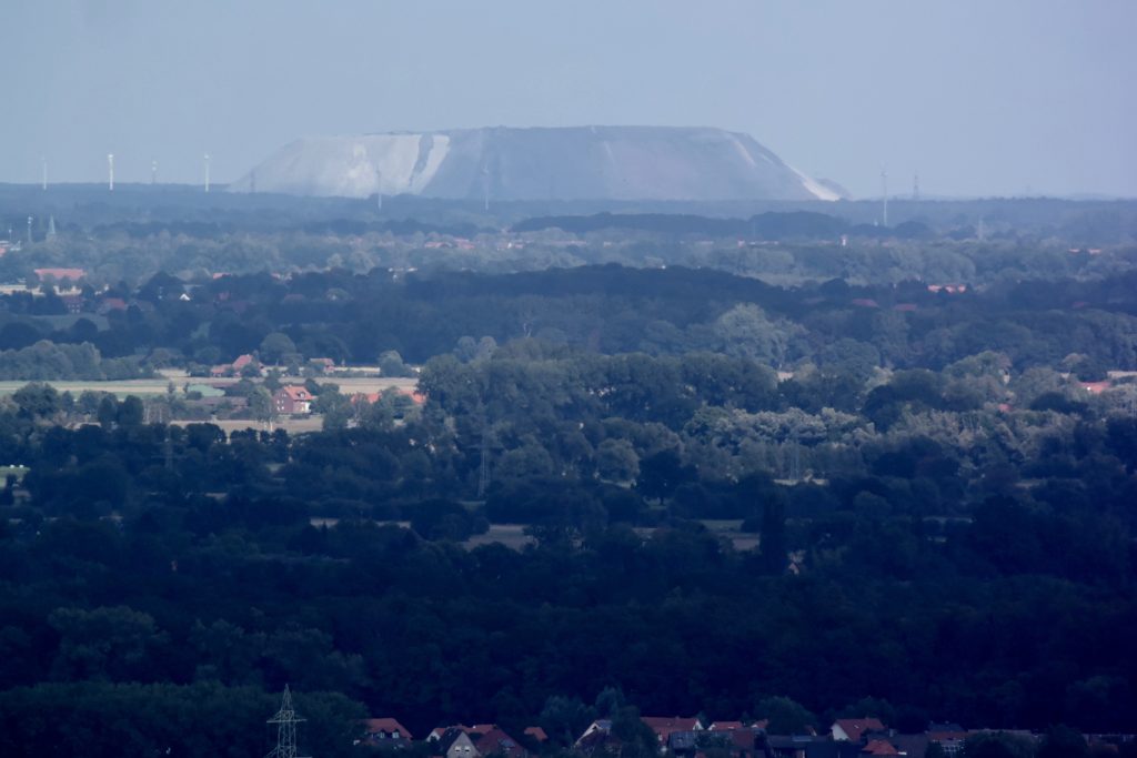 In der Ferne, der Kaliberg bei Mesmerode
