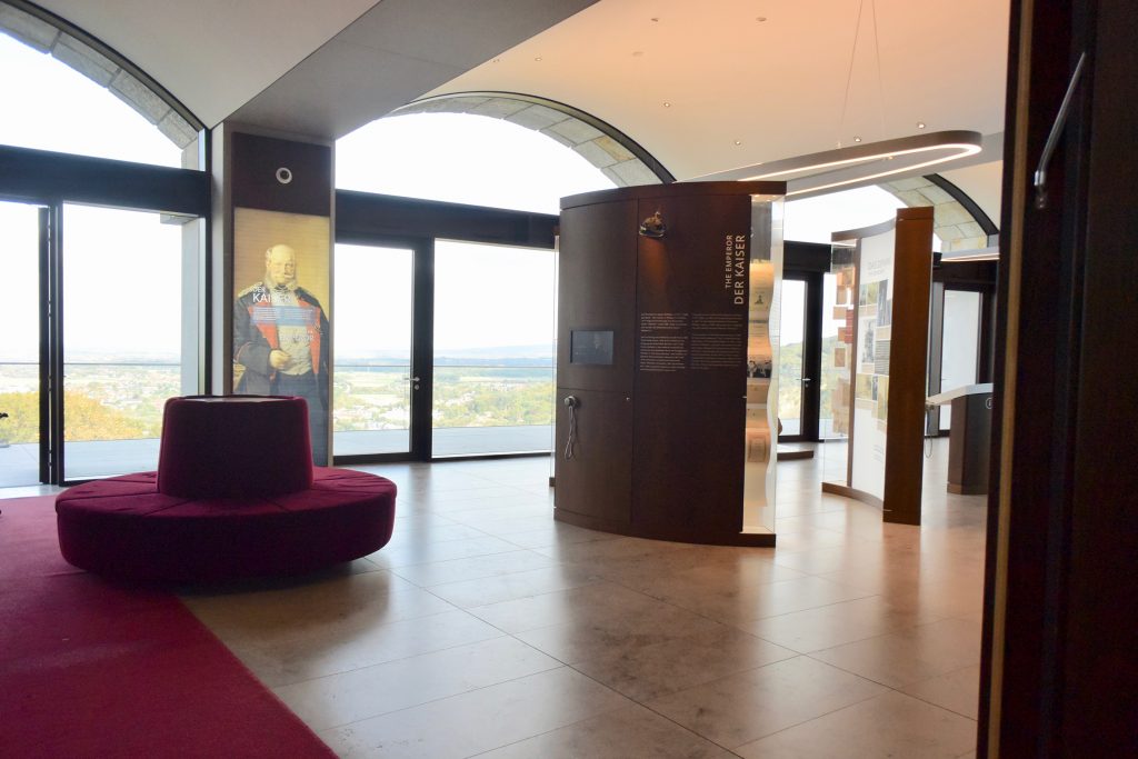 Unten Ausstellung ...