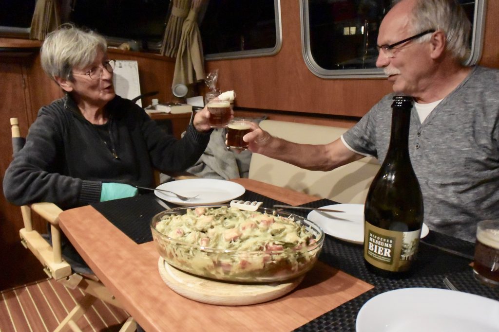... ein Kassler-Bohnen-Auflauf, gekrönt von einer Flasche "Mindener Museumsbier"