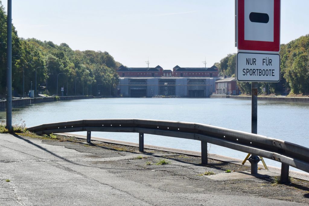 Schleuse Anderten. Wir warten auf zwei Frachter hinter denen wir einfahren können