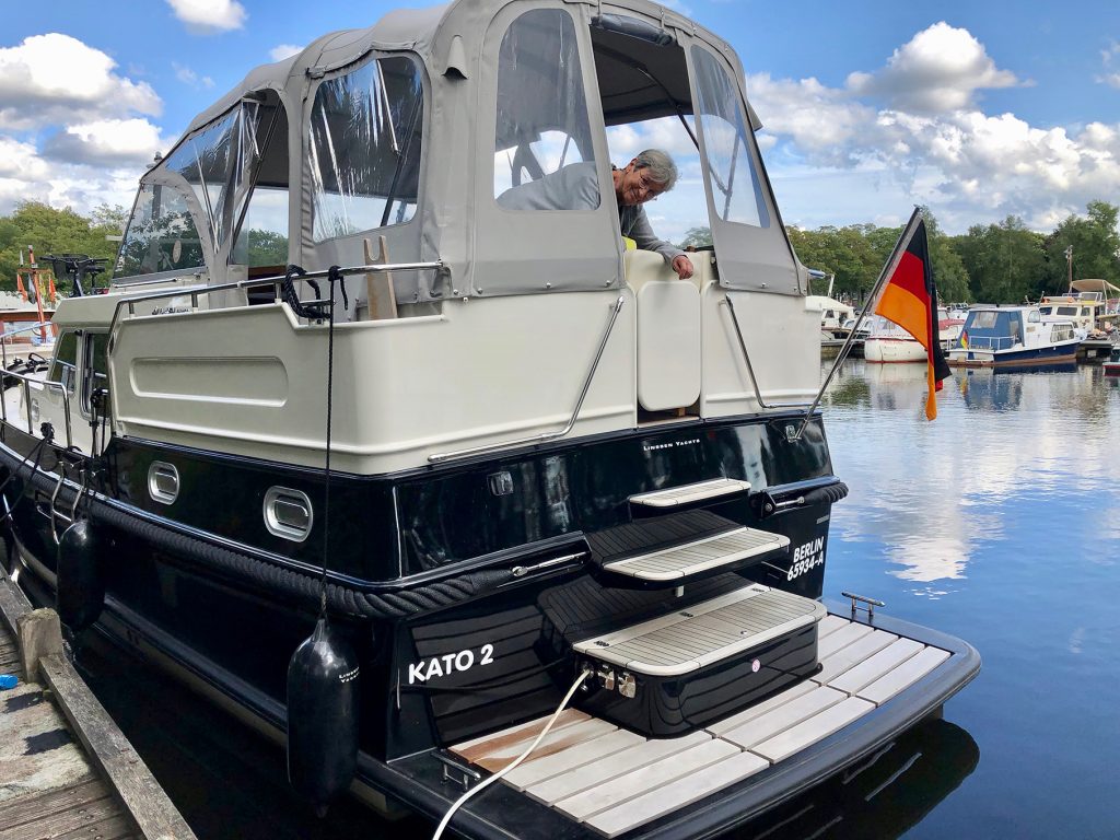 Zum Wasser bunkern müssen wir aus der Box an den Quersteg. Erste Übung eines "Alleinfahrers"