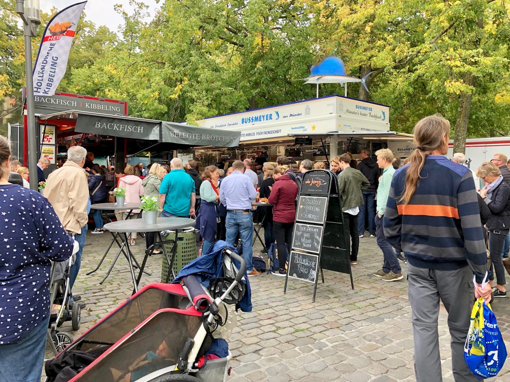 Gewühl auf dem Dom-Markt ...