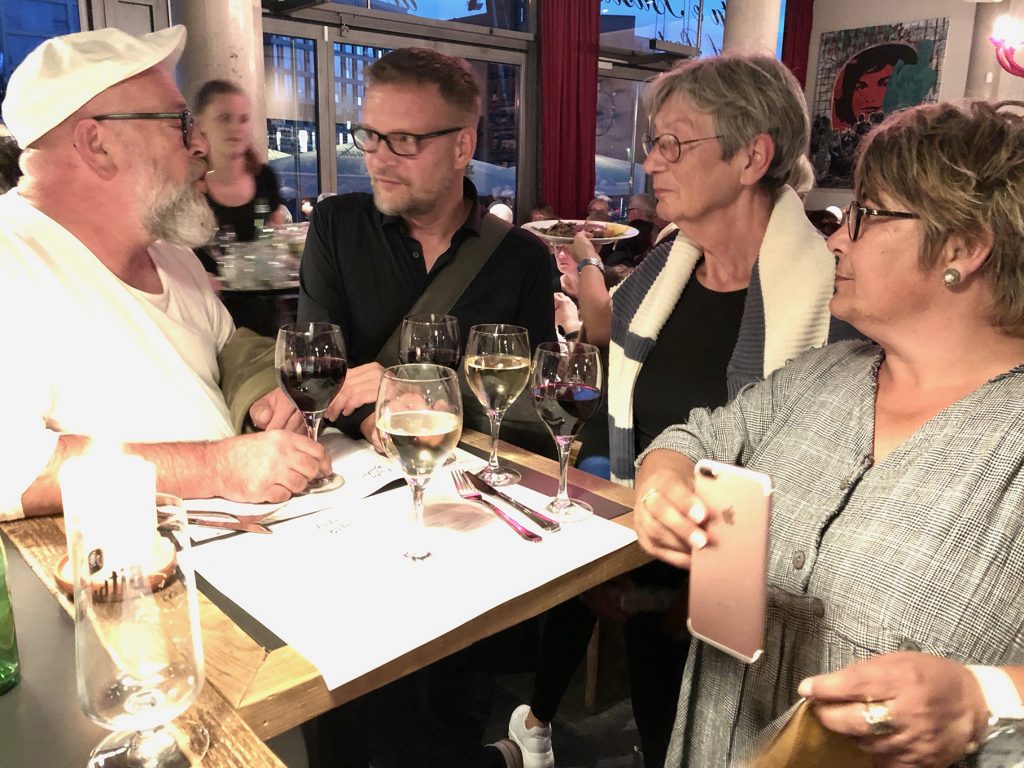 Kleines Handicap, unser reservierte Tisch ist noch nicht frei. Also, die erste Runde geht aufs Haus.